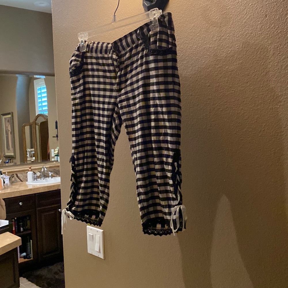 Betsey Johnson short capris size 8 shirt size ten